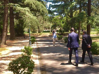 Pedro Sánchez y Quim Torra pasean por los jardines de La Moncloa tras la entrevista.