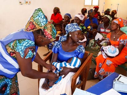 Una enfermera le pone una vacuna contra la malaria a un bebé en un centro de salud en Datcheka, Camerún , este lunes.