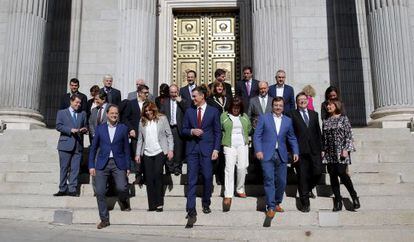 Sánchez (en el centro) con los barones territoriales del PSOE ante el Congreso, tras presentar su propuesta de reforma de la Constitución.