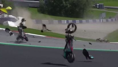 Captura del accidente entre Franco Morbidelli y Johann Zarco, en la carrera de MotoGp, este domingo.