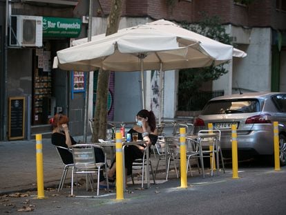 Terraza de un bar de la calle Dos de Maig de Barcelona ubicada donde anteriormente aparcaban coches.