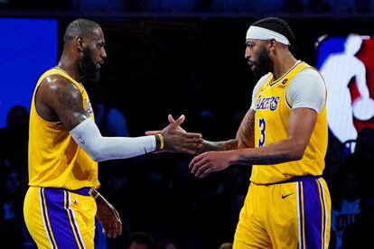 LeBron James (a la izquierda) y Anthony Davis, de los Lakers, durante la semifinal contra los Pelicans.