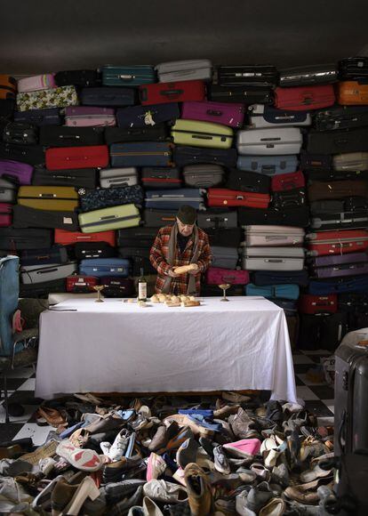 Altar con zapatos y equipaje por los emigrantes ahogados.