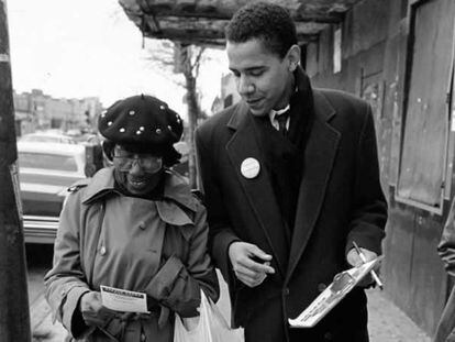 Obama, durante su etapa de trabajador social en Chicago, camina junto a una mujer para registrarla como votante, en una foto sin fecha facilitada por su oficina de aspirante a la presidencia.