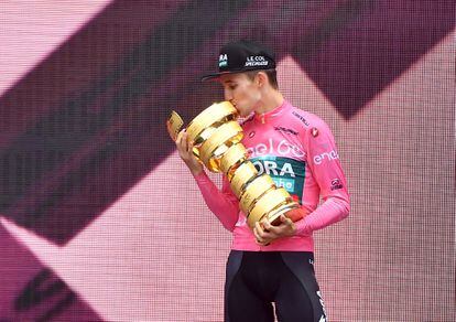 Hindley, con el trofeo de ganador del Giro en el podio.