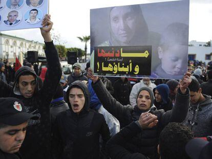 Familiares de los muertos en el campamento de Gdaim Izik reclaman justicia frente a la corte del tribunal, donde comenz&oacute; el juicio contra 24 saharauis, en Sal&eacute;, cerca de Rabat.