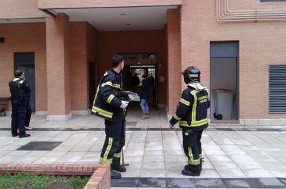 Bomberos de Madrid en el exterior del edificio de Las Rosas donde se ha producido el incendio.