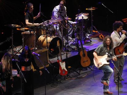 Raimundo Amador interpretando un tema de Pata Negra.