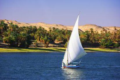 Una faluca surcando las aguas del Nilo, cerca de Asuán (Egipto).