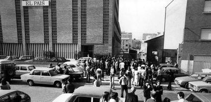 Personal concentrado a la puerta de El País tras un atentado en 1978.