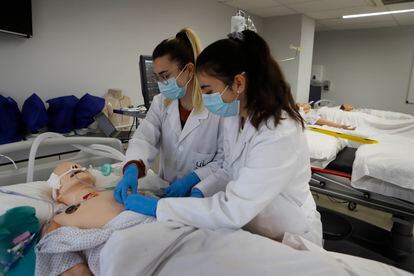 Alumnas en una clase práctica de Enfermería en la Universidad Internacional de Cataluña, el pasado 14 de mayo.