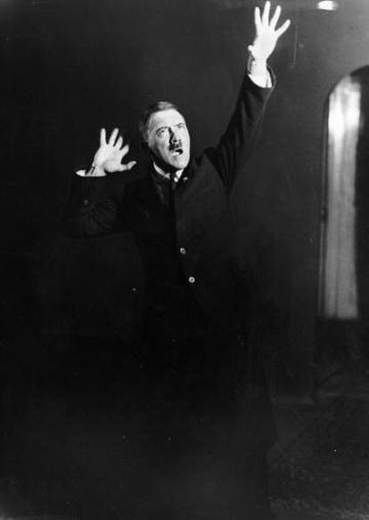 Adolf Hitler, en 1925, simulando un discurso.
