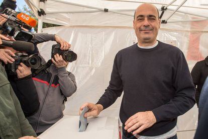 Nicola Zingaretti vota en las primarias de su partido.