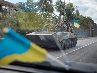 Militares ucranios, el lunes, en la recién liberada localidad de Kupiansk.