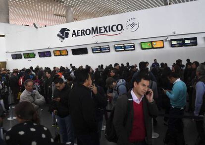 Pasajeros en los mostradores de Aeroméxico este martes.