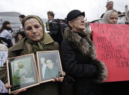 Mujeres bosnias se manifiestan ayer ante el Tribunal Penal Internacional para la antigua Yugoslavia en La Haya.