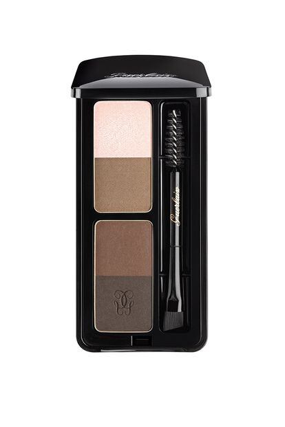 Técnica: Sombrear
Producto: El kit para cejas de Guerlain, con tres tonos para cejas y una sombra iluminadora (34,95€ en Douglas).
Paso a paso: como si de un contouring se tratara, mezcla los tonos para obtener el color de tu ceja y aplícalo sobre ella con el pincel. Difumina con el cepillo y acaba iluminando el arco de la ceja con el tono rosado.