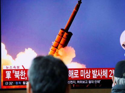 Ciudadanos surcoreanos ven en un televisor una imagen de archivo del lanzamiento de un proyectil en Corea del Norte.