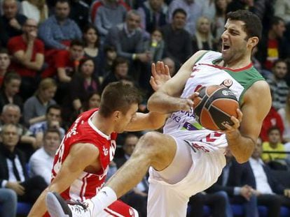 Bourousis (d) controla el balón junto a Katic.