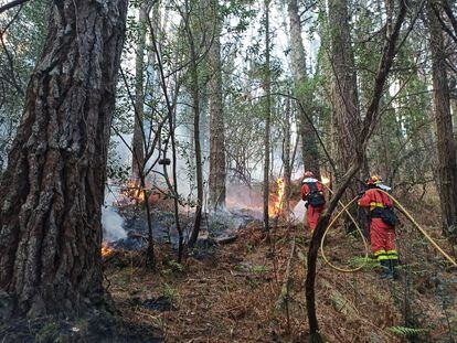 Militares de la UME trabajan en uno de los focos de los incendios de Asturias, el jueves.