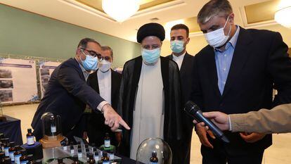 El presidente iraní, Ebrahim Raisi, visitaba una exposición de la Organización Iraní de la Energía Atómica, el pasado abril en Teherán.