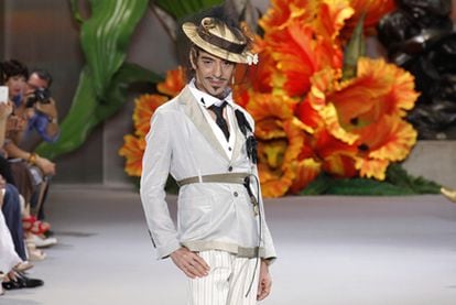 El diseñador británico estrena la semana de la moda de París que presenta su temporada de otoño/invierno para 2010/2011. John Galliano salió a saludar al final del desfile. (REUTERS)