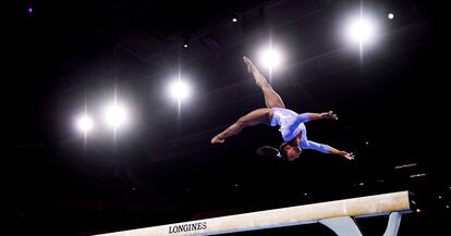 Simone Biles, en la final de barra de los Mundiales de Gimnasia celebrados en Stuttgart en octubre de 2019.