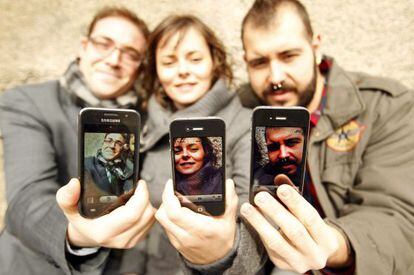 Manuel S&aacute;nchez-Blanco, Encarna Galv&aacute;n G&oacute;mez y Pablo Gonz&aacute;lez Moreno con sus smartphones.