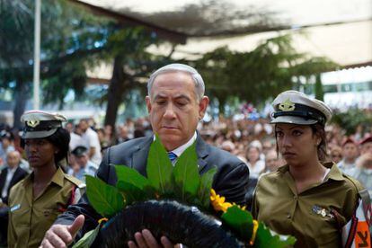 Benjam&iacute;n Netanyahu deposita una corona de flores en un acto de homenaje a los ca&iacute;dos por Israel en el 65 aniversario del pa&iacute;s.