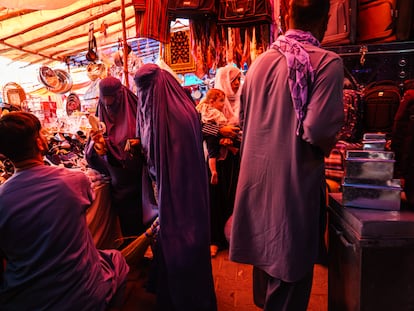 Mujeres en el bazar del barrio Khair Khana de Kabul, este domingo.