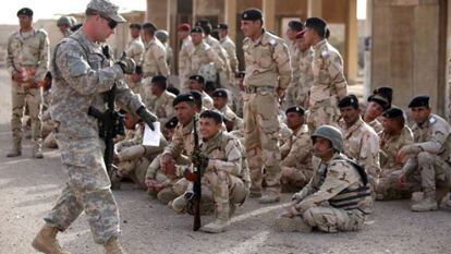 Un militar estadounidense da instrucciones a soldados iraqu&iacute;es. 