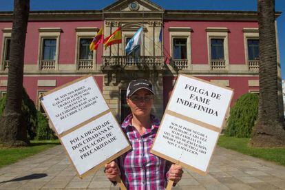 María Carrera en la puerta del Ayuntamiento de Vilagarcía