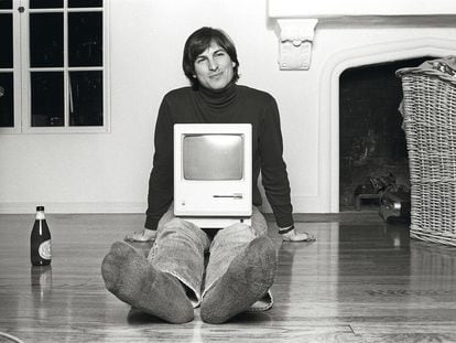 Steve Jobs, en su casa de Woodside, California, en 1984. La imagen forma parte del provocador documental Steve Jobs: The Man in the Machine (2015), en el que su director, Alex Gibney, ahonda en las contradicciones del fundador de Apple.