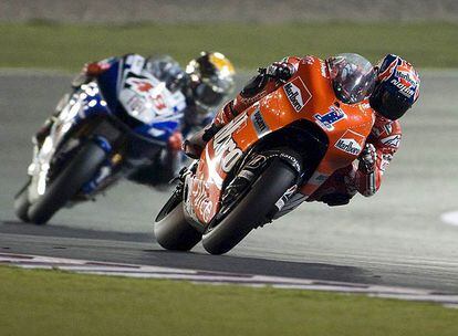 Casey Stoner lidera la carrera de MotoGP, seguido por Jorge Lorenzo.