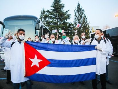 Llegada de la brigada de médicos cubanos a Italia. 