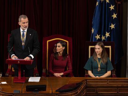 El Rey Felipe VI interviene durante la Solemne Sesión de Apertura de las Cortes Generales de la XV Legislatura, en el Congreso de los Diputados, a 29 de noviembre de 2023, en Madrid (España). El Rey abre hoy la decimoquinta legislatura en una sesión plenaria solemne que reúne en el Congreso a diputados y senadores con la ausencia anunciada de Esquerra Republicana (ERC), Bildu y el Bloque Nacionalista Gallego. Felipe VI pronuncia en esta sesión el primer discurso político tras la presentación de la ley de amnistía rechazada por PP y Vox y tras los pactos que el PSOE firmó con ERC y Junts. La Apertura Solemne de la legislatura se celebra cuatro meses después de las elecciones generales del 23 de julio, en las que salieron elegidos los actuales diputados y senadores.
29 NOVIEMBRE 2023;MADRID;SOLEMNE;SESIÓN DE APERTURA;CORTES GENERALES;XV LEGISLATURA;CONGRESO DE LOS DIPUTADOS
Eduardo Parra / Europa Press
29/11/2023