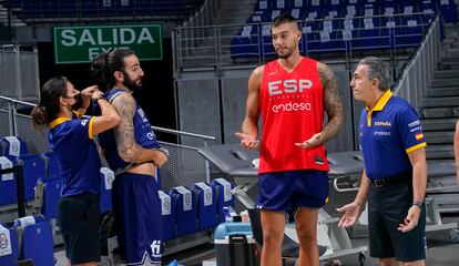 Lorena Torres with Ricky Rubio, Willy Hernangómez and coach Sergio Scariolo during the preparation for the Tokyo 2021 Games.