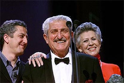 Juan Antonio Bardem recibe el Goya de honor 2002 de manos de su hijo Miguel y su hermana Pilar.