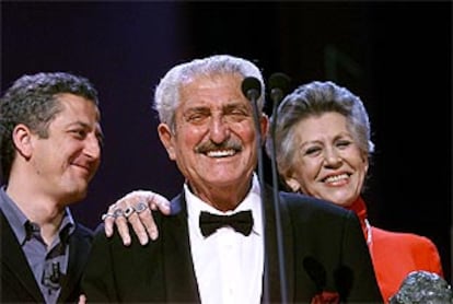 Juan Antonio Bardem recibe el Goya de honor 2002 de manos de su hijo Miguel y su hermana Pilar.