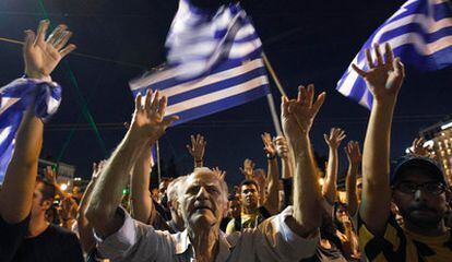 Manifestantes levantan sus manos durante la protesta frente al Parlamento griego.