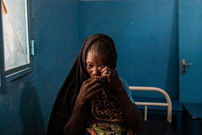 Djoumai llora en la sala de parto del hospital de Minawao. Llegó al campo de refugiados en marzo de 2020. Boko Haram atacó su pueblo en enero, cuando estaba embarazada de siete meses. “Atacaban por la noche, así que dormíamos en el bosque y durante el día volvíamos a nuestras casas esperando que se hubiesen ido. Un día llegaron y empezaron a prender fuego a todas las viviendas. Estaba embarazada de siete meses y apenas podía correr, pero no tuve más remedio que huir”. Su hijo falleció por desnutrición mientras intentaban llegar a la frontera. Ahora tiene pesadillas recurrentes en las que no puede alimentar a su recién nacido y acaba muriendo.