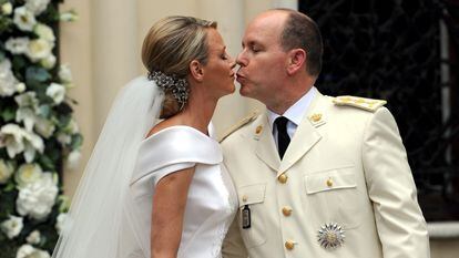 El príncipe Alberto de Mónaco y Charlene Wittstock, en su boda religiosa, el 2 de julio de 2011 en Montecarlo.