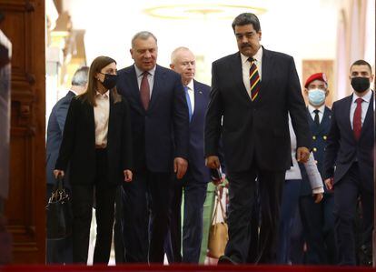 El viceprimer ministro de Rusia, Yuri Borisov, camina junto al presidente de Venezuela, Nicolás Maduro, el 16 de febrero, en Caracas.