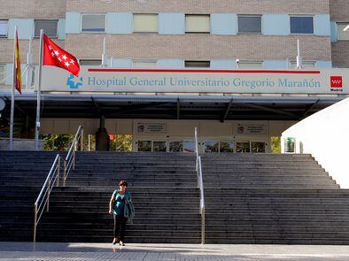 Entrada del Hospital Gregorio Marañón, de Madrid. En vídeo, el tercer fallecimiento por coronavirus detectado en España.