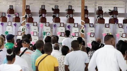 Una multitud de habitantes despiden a las víctimas de la masacre.