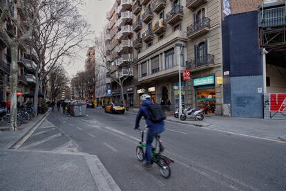 Un ciclista en la calle Girona de Barcelona.