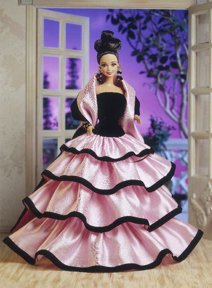 Barbie desfila en la Semana de la Moda de Nueva York con creaciones de 50 diseñadores diferentes, quienes han aceptado la propuesta de Mattel para celebrar los 50 años de vida de la popular muñeca.