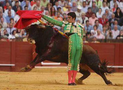Miguel Ángel Perera, en su segundo toro, al que le cortó dos orejas.