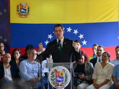 Juan Guaidó, durante una rueda de prensa en Caracas, este lunes.