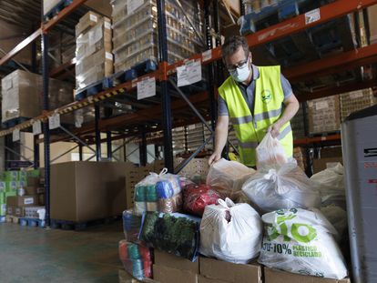 Un voluntario del Banco de Alimentos colabora en el almacén de la entidad este miércoles en Madrid.